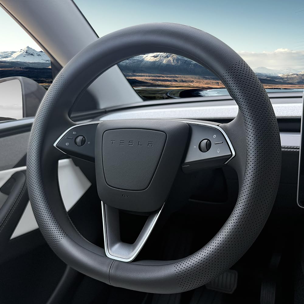 YOUDAXIN size comparison beside steering wheel showing exact fit and scale