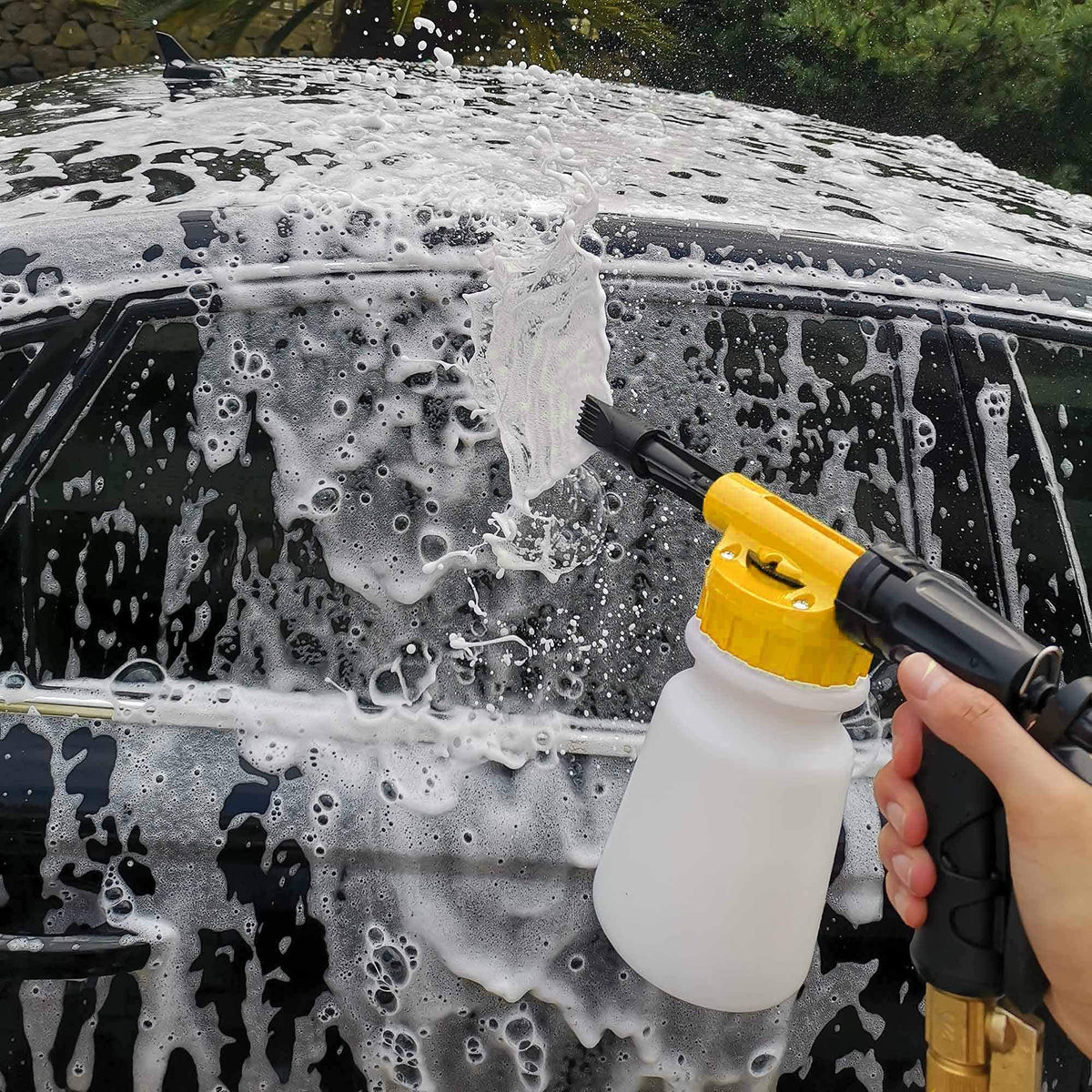 YunGuoGuo foam cannon spraying thick foam on car hood, clinging suds lift dirt safely