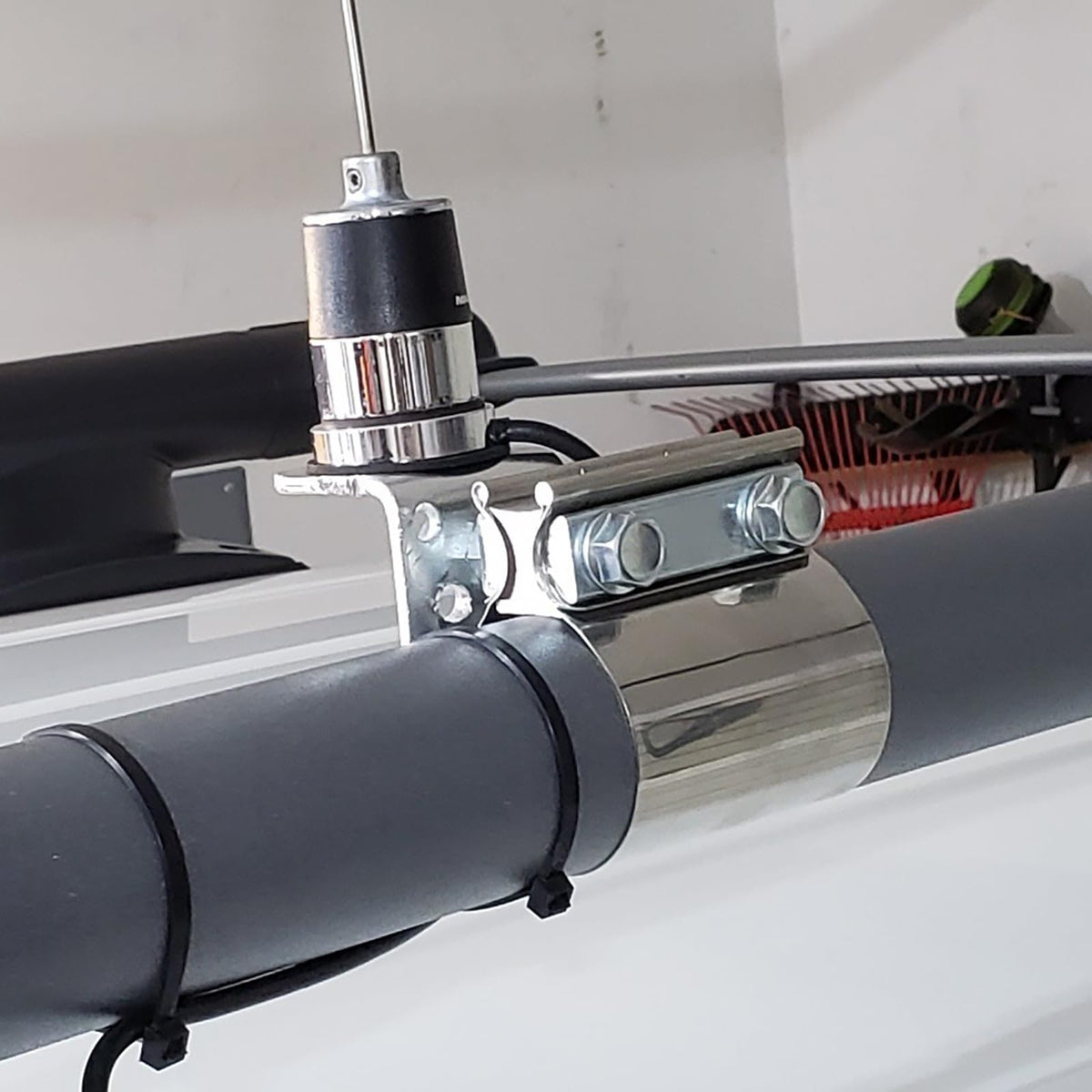 ZEONHAK clamp beside ruler for scale illustrating the 2.5 inch fit